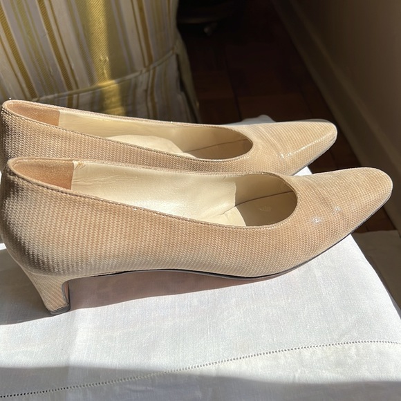 Ferragamo Beige Subtle Shimmer Low Pumps Sz 8AA EUC - Picture 6 of 13